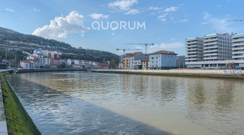 Vivienda única e inusual por su tipología y entorno. Dúplex de 3 dormitorios y 2 baños, con balcón y despensa-trastero. Frente a la ría. Para entrar a vivir.